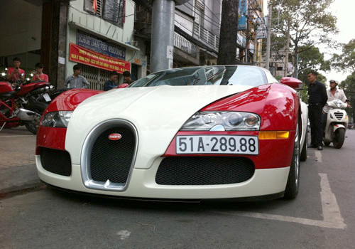 Bugatti Veyron Tháng 2, "ông hoàng tốc độ" Bugatti Veyron nổ phát súng đầu tiên cho loạt siêu xe khủng về Việt Nam trong năm 2012. Chiếc Bugatti Veyron màu đỏ trắng này được cho là model đời 2008 và về Việt Nam theo dạng Việt kiều hồi hương. Siêu xe sau đó đeo biển trắng với chi phí sau khi cộng dồn tất cả các loại thuế lên đến gần 2 triệu USD. Bugatti Veyron Tháng 2, "ông hoàng tốc độ" Bugatti Veyron nổ phát súng đầu tiên cho loạt siêu xe khủng về Việt Nam trong năm 2012. Chiếc Bugatti Veyron màu đỏ trắng này được cho là model đời 2008 và về Việt Nam theo dạng Việt kiều hồi hương. Siêu xe sau đó đeo biển trắng với chi phí sau khi cộng dồn tất cả các loại thuế lên đến gần 2 triệu USD.