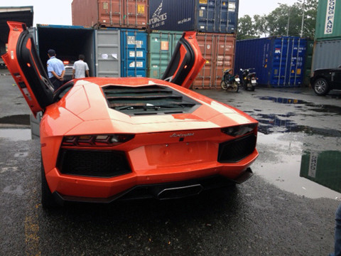 Lamborghini Aventador thứ hai về Việt Nam Chỉ một ngày sau khi chiếc Lamborghini Aventador khoảng 25 tỉ đồng đầu tiên về Việt Nam, một chiếc Lamborghini Aventador màu cam khác cũng đã cập cảng Sài Gòn. Model này được cho thuộc sở hữu của đại gia Vinh Auto, mặc dù trước đó, nhiều nguồn tin khẳng định bản màu cam là của Cường đô-la. Lamborghini Aventador thứ hai về Việt Nam Chỉ một ngày sau khi chiếc Lamborghini Aventador khoảng 25 tỉ đồng đầu tiên về Việt Nam, một chiếc Lamborghini Aventador màu cam khác cũng đã cập cảng Sài Gòn. Model này được cho thuộc sở hữu của đại gia Vinh Auto, mặc dù trước đó, nhiều nguồn tin khẳng định bản màu cam là của Cường đô-la.