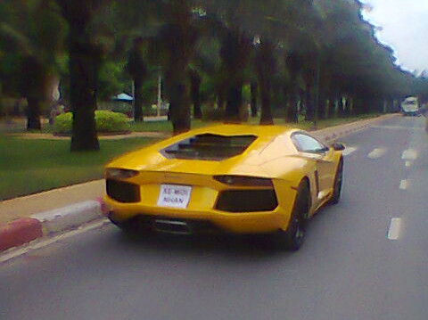 Lamborghini Aventador đầu tiên về Việt Nam Chiều 6/6, chiếc Lamborghini Aventador LP700-4 đầu tiên đã xuất hiện tại Việt Nam nhưng là phiên bản màu vàng - model chưa từng được giới chơi siêu xe trong nước nhắc đến trước đây. Siêu xe này sau đó xuất hiện khá ồn ào và được cho là thuộc sở hữu của đại gia Nguyễn Quốc Cường (Cường đô-la). Sau khi đóng các loại phí và thuế, siêu xe Lamborghini Aventador LP700-4 có giá khoảng 25 tỉ đồng. Lamborghini Aventador đầu tiên về Việt Nam Chiều 6/6, chiếc Lamborghini Aventador LP700-4 đầu tiên đã xuất hiện tại Việt Nam nhưng là phiên bản màu vàng - model chưa từng được giới chơi siêu xe trong nước nhắc đến trước đây. Siêu xe này sau đó xuất hiện khá ồn ào và được cho là thuộc sở hữu của đại gia Nguyễn Quốc Cường (Cường đô-la). Sau khi đóng các loại phí và thuế, siêu xe Lamborghini Aventador LP700-4 có giá khoảng 25 tỉ đồng.