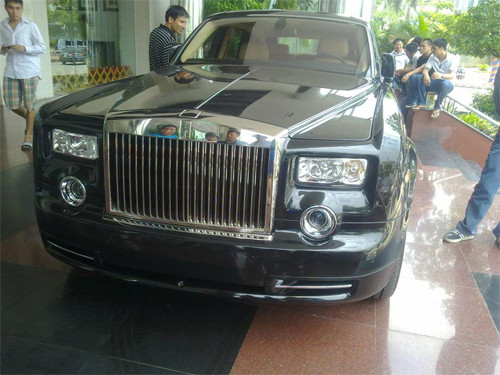 Rolls-Royce Phantom rồng thứ 4 của đại gia Hà Tĩnh Hồi cuối tháng 5 vừa qua, chiếc Rolls-Royce Phantom in hình rồng thứ 4 tại Việt Nam đã được bàn giao cho một đại gia buôn gỗ ở huyện miền núi Hương Khê, Hà Tĩnh. Rolls-Royce Phantom rồng thứ 4 của đại gia Hà Tĩnh Hồi cuối tháng 5 vừa qua, chiếc Rolls-Royce Phantom in hình rồng thứ 4 tại Việt Nam đã được bàn giao cho một đại gia buôn gỗ ở huyện miền núi Hương Khê, Hà Tĩnh.