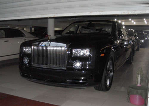 Một trong hai chiếc Phantom in hình rồng sau đó đã được vận chuyển bằng đường bộ ra Ninh Bình để bàn giao cho một đại gia ngành xây dựng ở địa phương, trong khi chiếc còn lại đăng ký biển TP.HCM. Một trong hai chiếc Phantom in hình rồng sau đó đã được vận chuyển bằng đường bộ ra Ninh Bình để bàn giao cho một đại gia ngành xây dựng ở địa phương, trong khi chiếc còn lại đăng ký biển TP.HCM.