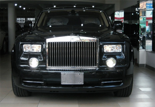 Rolls-Royce Phantom rồng thứ 3 về Việt Nam Sau bộ đôi Rolls-Royce Phantom cho năm rồng với số thứ tự "01", "02", một chiếc Phantom in hình rồng khác được cho là cũng đã có mặt tại Sài Gòn trong cùng tháng 3/2012. Model này cũng xuất hiện tại showroom nơi hai chiếc đầu tiên được nhập về. Rolls-Royce Phantom rồng thứ 3 về Việt Nam Sau bộ đôi Rolls-Royce Phantom cho năm rồng với số thứ tự "01", "02", một chiếc Phantom in hình rồng khác được cho là cũng đã có mặt tại Sài Gòn trong cùng tháng 3/2012. Model này cũng xuất hiện tại showroom nơi hai chiếc đầu tiên được nhập về.