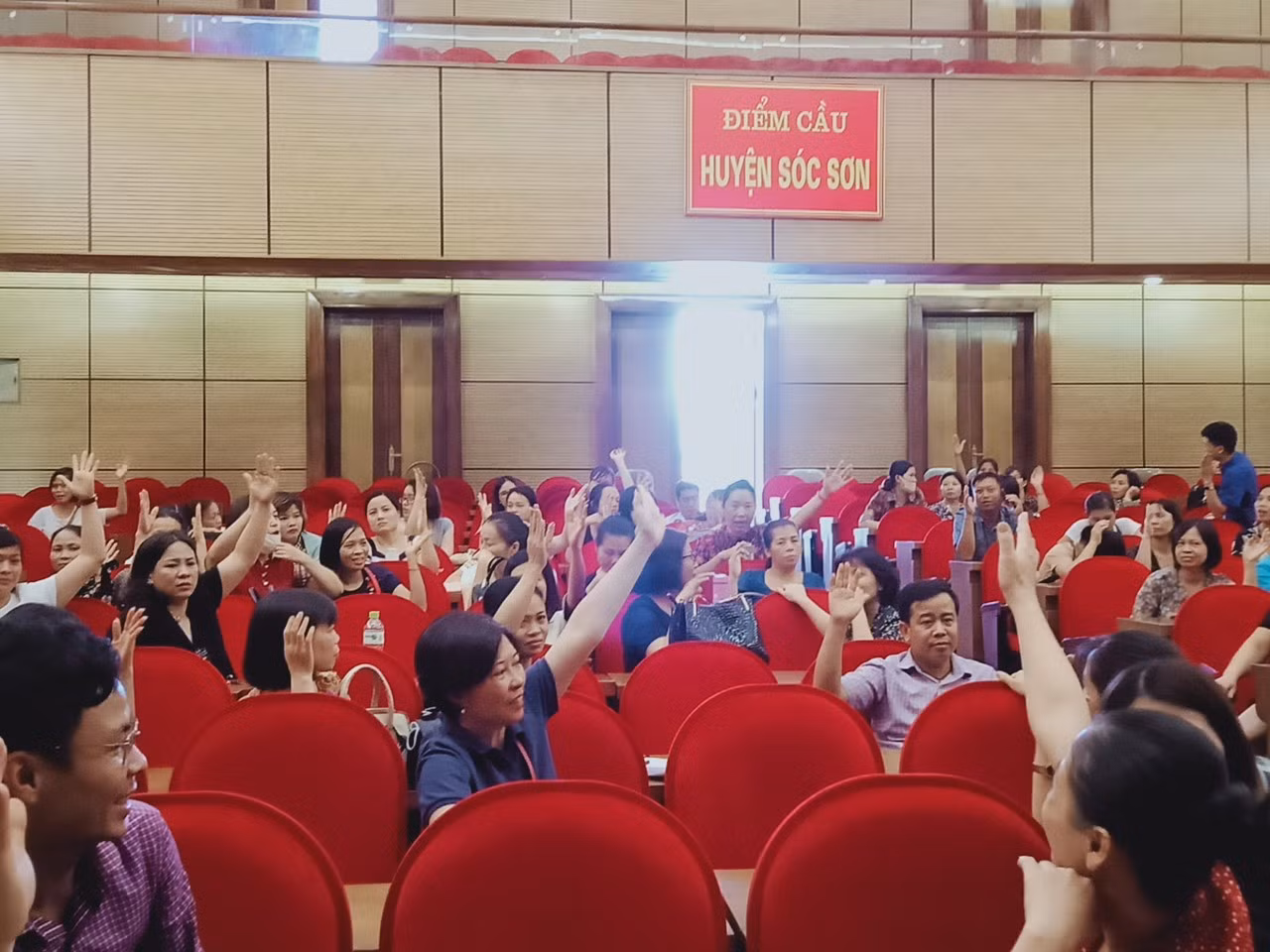 Giáo viên hợp đồng Sóc Sơn đối thoại với lãnh đạo Huyện (Ảnh:CTV)