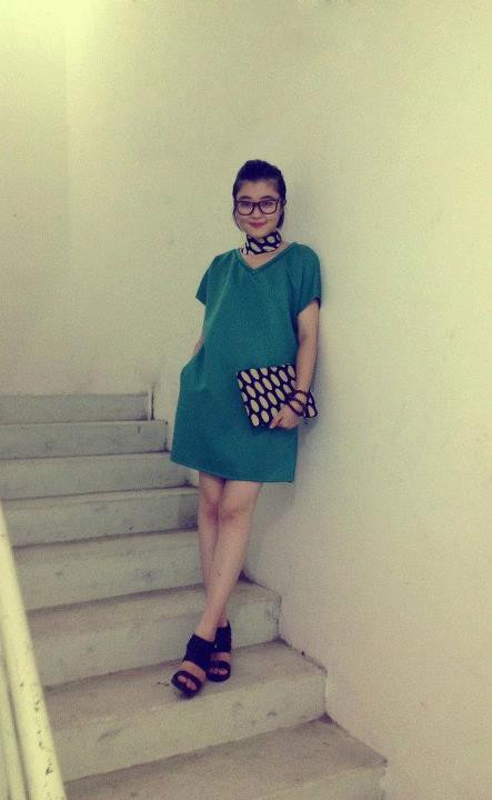 Với những chiếc váy suông đơn giản và có phần tẻ nhạt này, thì những điểm nhấn của khăn, túi xách và sandal là những gợi ý rất thời trang của cô nàng B'los dành cho bạn.