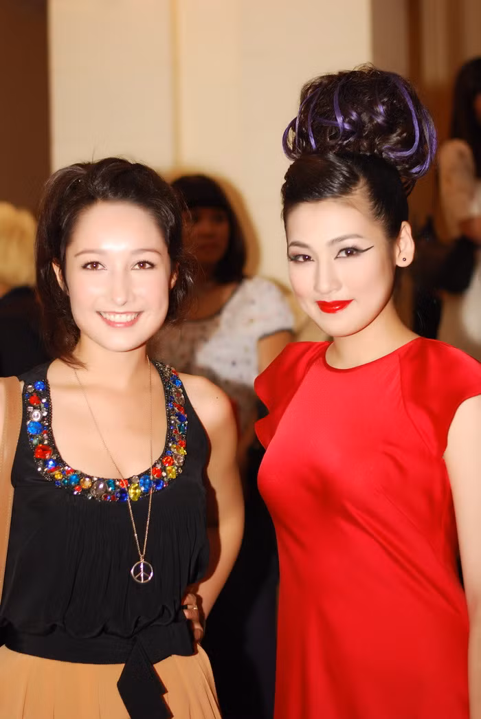 Hình như Á hậu Ngọc Anh đang gồng mình thoát khỏi hình ảnh dễ mến của mình để trở nên quyến rũ và lôi cuốn hơn. Nhưng với trang phục và kiểu make-up đỏ toàn tập này, thêm mái tóc khó hiểu. Thật tiếc cho những nét đẹp mà mọi người từng bị hấp dẫn bởi của cô.