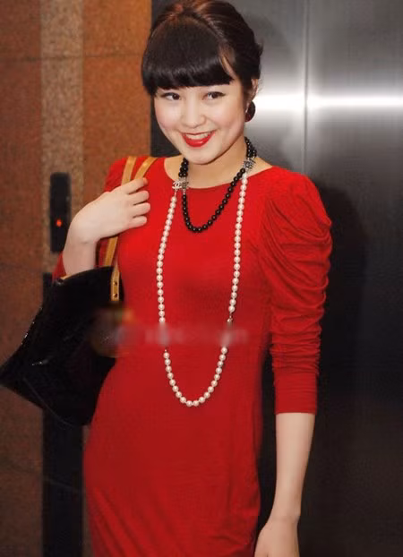 Cô nàng hot girl My Vân vốn nổi tiếng với hình ảnh dễ thương, trong sáng. Song, hình như sau khi lập gia đình, cô như muốn chứng minh với mọi người rằng mình cũng rất đàn bà, bằng một gam màu rực gắt.