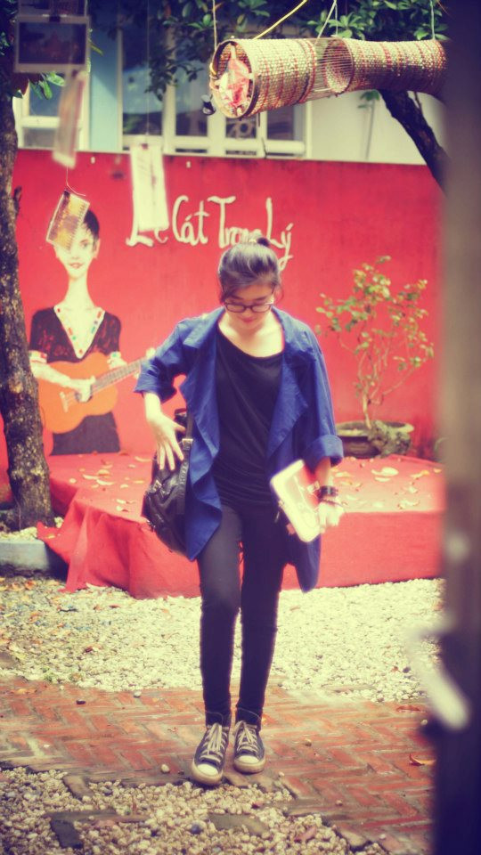 Blazer dáng rộng mặc trong những ngày thu se lạnh kết hợp với áo pull cùng màu với skinny đen. Một công thức mix đồ đơn giản nhưng vô cùng hiệu quả và thời trang. Cô nàng B'los còn ghi chú thêm rằng bạn có thể mix chúng cùng 1 đôi giày thể thao hoặc boot ngắn cổ hay một đôi giày cao gót nữ tính. Bạn sẽ khá bất ngờ về vóc dáng và phong cách của mình với những bộ trang phục như thế này.