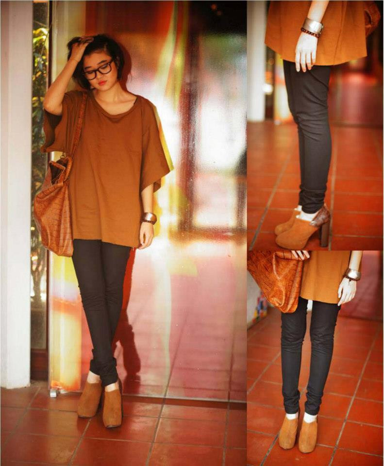 Công thức tone xuyệt tone được áp dụng triệt để cho gợi ý này của cô nàng stylist B'los. Một chiếc áo thun rộng, boot ngắn cổ và chiếc túi quai chéo, tất cả cùng một màu đất trầm mix với skinny đen ánh bóng. Chúng khiến bạn trông thật cá tính, năng động.
