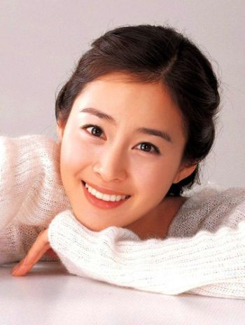 Để được nụ cười làm mê mẩn lòng người đó, ngoài việc sở hữu một hàm răng đều và sáng bóng, thì chsự dịu dàng nữ tính và rất hiền hậu trong ánh mắt chính là những yếu tố góp thêm sức hút cho nụ cười mang tên gọi Kim Tae Hee.