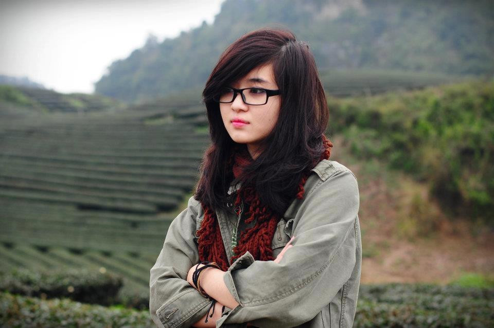 Sở hữu gương mặt xinh xắn và đáng yêu, cô nàng B'los theo đuổi niềm đam mê thời trang của mình bằng công việc làm stylist, make-up, và cả photographer. B'los chia sẻ: "Thời trang với tôi như một món ăn tinh thần không thể thiếu mỗi ngày. Trong những thiết kế của mình, tôi không chỉ chú trọng riêng vào quần áo, trang phục, phụ kiện ra sao mà còn để tâm vào những chi tiết nhỏ nhặt trong cuộc sống, xem chúng có hơi hướng và sắc thái thời trang hay không? Có thể nói, vạn vật xung quanh đều mang đến cho tôi những cảm hứng về thời trang".