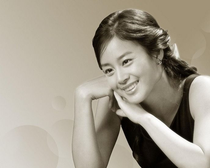 Có ý kiến cho rằng Kim Tae Hee luôn là biểu tượng cho vẻ đẹp nữ thần. Vẻ đẹp dịu dàng và quyến rũ của cô có thể làm bừng sáng cả không gian xung quanh.