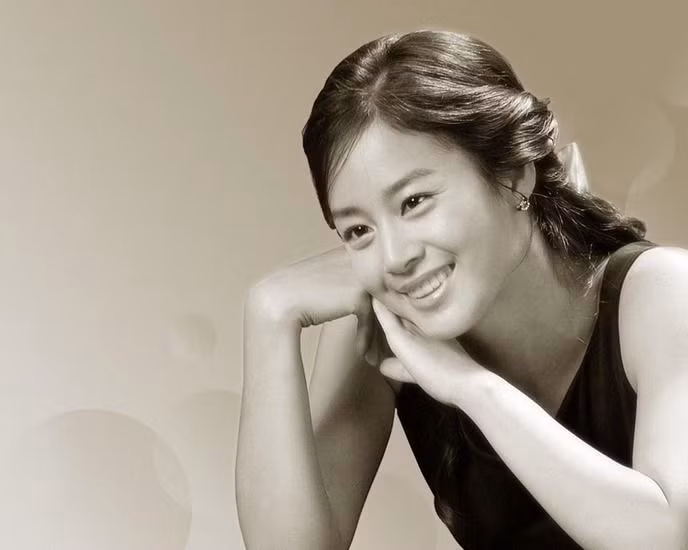 Có ý kiến cho rằng Kim Tae Hee luôn là biểu tượng cho vẻ đẹp nữ thần. Vẻ đẹp dịu dàng và quyến rũ của cô có thể làm bừng sáng cả không gian xung quanh.
