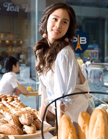 Ở mỗi một kiểu cười, cô nàng đều bộc lộ được những vẻ đẹp khác nhau của mình. Có lẽ bởi vì đó là những biểu cảm trẻ trung dựa trên vẻ đẹp tự nhiên vốn có, tạo nên cảm giác thư thái và dễ chịu cho người nhìn.