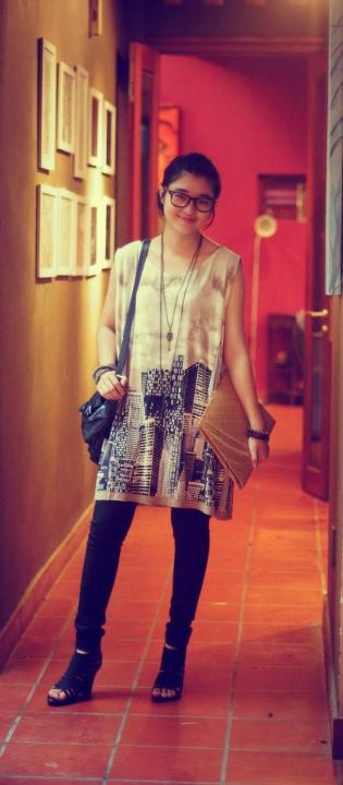 Một chiếc áo dáng dài in họa tiết độc đáo và cá tính được mix với quần skinny. Nhưng điểm đắt giá nhất trong style này lại chính là đôi sandal đế xuồng được thiết kế vô cùng cá tính và những phụ kiện được kết hợp ăn ý với trang phục.