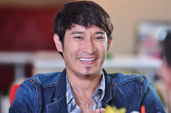 Nhắc đến những mối tình với nhiều người đẹp của showbiz Việt, Huy Khánh không hề lảng tránh và thật lòng chia sẻ nhiều kỷ niệm đẹp trong tình trường. Anh cũng vui vẻ kể lại quãng thời gian làm diễn viên quần chúng kiêm nhân viên hậu đài, trước khi trở thành gương mặt "đào hoa" trên màn ảnh.