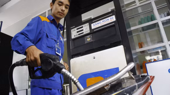 Giải thích cho việc xăng tăng giá một cách đột biến mà không được thông báo trước vào ngày 28/3 vừa qua, Vụ thị trường trong nước: Mục đích để tránh hiện tượng người bán lợi dụng găm hàng, đầu cơ. Giải thích cho việc xăng tăng giá một cách đột biến mà không được thông báo trước vào ngày 28/3 vừa qua, Vụ thị trường trong nước: Mục đích để tránh hiện tượng người bán lợi dụng găm hàng, đầu cơ.