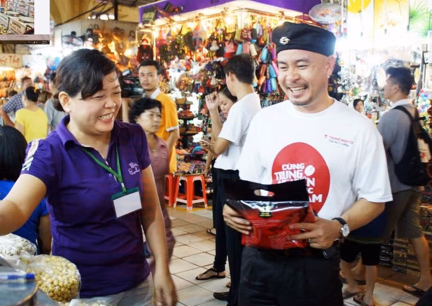 Theo TS.Lương Hoài Nam: Đặng Lê Nguyên Vũ không nên chế giễu "người khổng lồ" Starbucks. (Ảnh: Trung Nguyên) Theo TS.Lương Hoài Nam: Đặng Lê Nguyên Vũ không nên chế giễu "người khổng lồ" Starbucks. (Ảnh: Trung Nguyên)