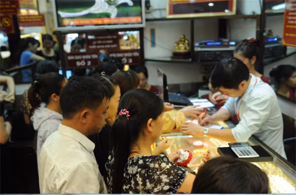 Có thể nói, mức giá thời điểm này đang rẻ nhất 2 năm qua, giảm 1 triệu đồng/lượng so với cách đây đúng 1 tuần.
