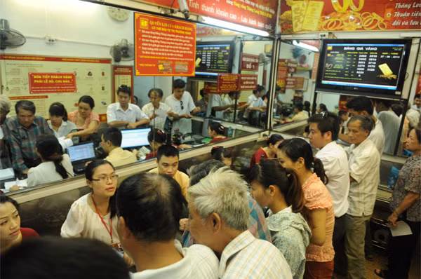 Quầy hàng giao dịch lúc nào cũng chật cứng như nêm.