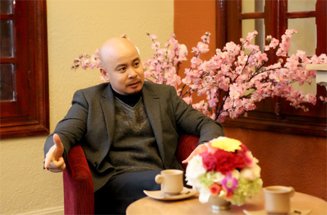 Đặng Lê Nguyên Vũ - Chủ tịch Tập đoàn cà phê Trung Nguyên cho biết: Ông không ngại khi Starbucks vào Việt Nam. Đặng Lê Nguyên Vũ - Chủ tịch Tập đoàn cà phê Trung Nguyên cho biết: Ông không ngại khi Starbucks vào Việt Nam.
