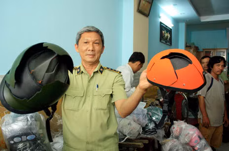 Hàng loạt mũ bảo hiểm rởm lưu thông trên thị trường (Ảnh: DT)