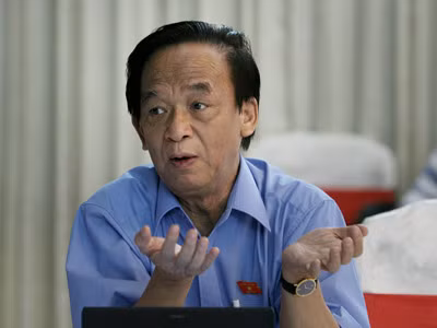 3 câu hỏi của ông Vương Trí Nhàn giúp giới trẻ tránh "vết xe gian dối" ảnh 2 GS Nguyễn Lân Dũng: Rất nhiều người Việt ham tiền, vô cảm, hèn nhát