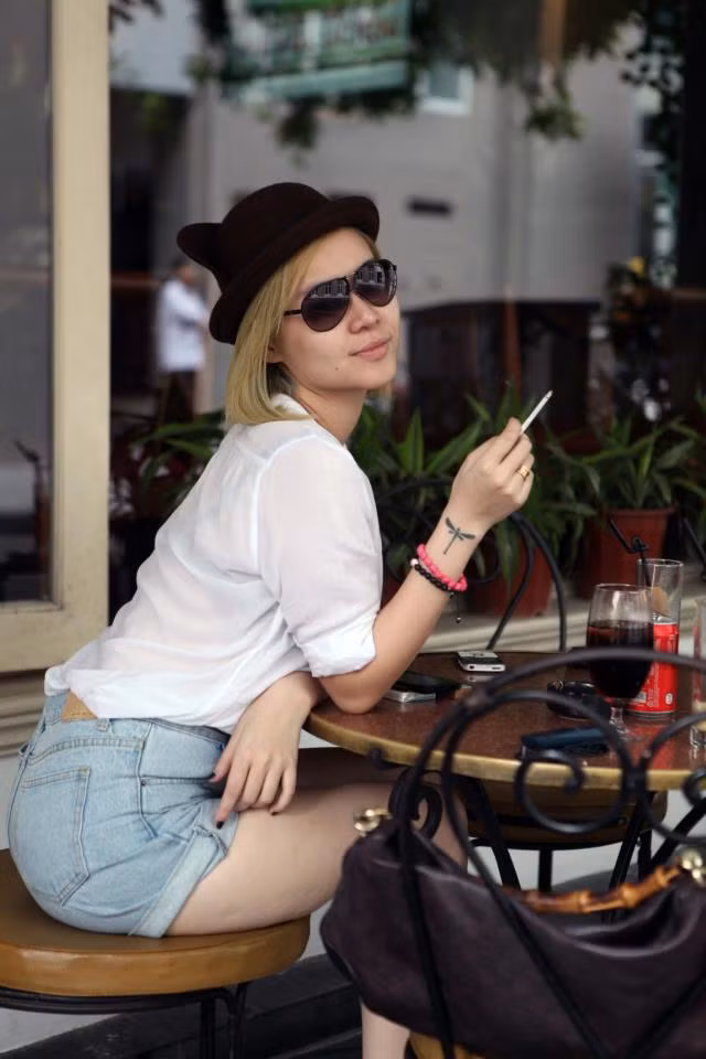 Để mặt mộc và ăn mặc đơn giản, nhưng Hạnh Nguyên vẫn nổi bật bởi mái tóc và phong cách ăn chơi không đẹp mắt của mình.