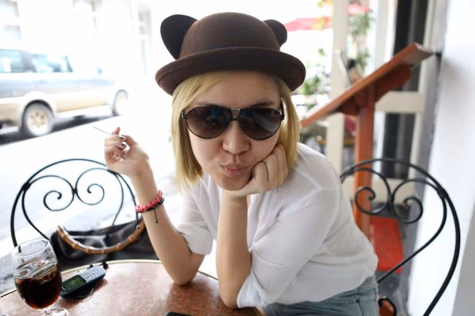 Cô hot girl này nổi tiếng không phải bỏi tài năng, dù cô có hoạt động âm nhạc, mà bởi những phát ngôn và những bộ cánh hàng hiệu trên người...