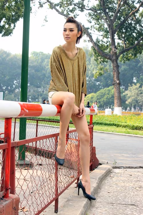 Siêu mẫu kết hợp quần short lụa cùng áo oversize ánh kim, giày đen đơn giản, khoe đôi chân dài và thẳng tắp. Ảnh: 24h