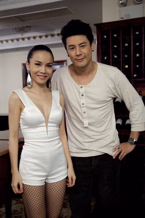 Gợi cảm với tất lưới cùng jumpsuit trắng bó sát. Ảnh: Eva Xem thêm: Sao Việt ngày càng sexy quá đà/Khoe chân dài với quần Jeans đẹp/Khi sao Việt không mặc...quần