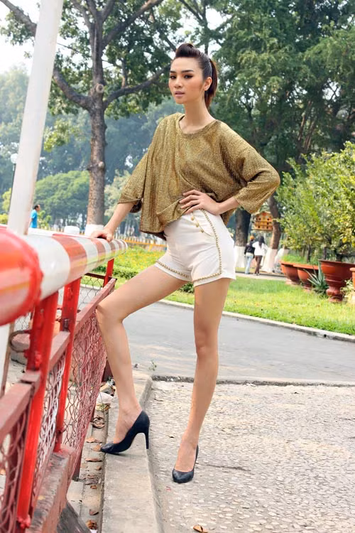 Vóc dáng mảnh mai, cùng đôi chân dài khiến Ngọc Oanh hút hồn hơn trong mẫu trang phục short này. Ảnh: 24h Xem thêm: Sao Việt ngày càng sexy quá đà/Khoe chân dài với quần Jeans đẹp/Khi sao Việt không mặc...quần