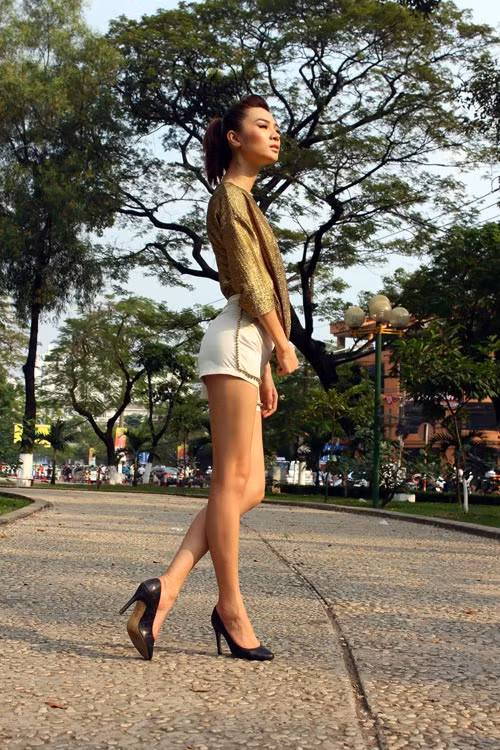 Giải bạc siêu mẫu 2011 - Ngọc Oanh khoe vóc dáng lý tưởng trong trang phục short ngắn đầy gợi cảm. Ảnh: 24h Xem thêm: Sao Việt ngày càng sexy quá đà/Khoe chân dài với quần Jeans đẹp/Khi sao Việt không mặc...quần