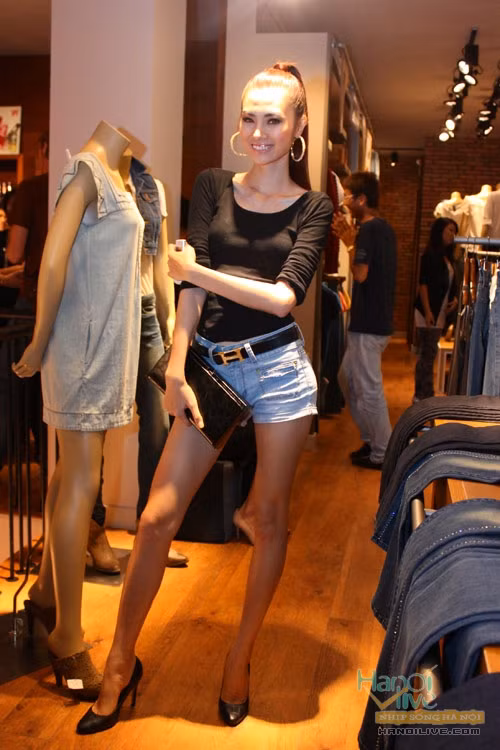 Ngọc Oanh một lần nữa khoe đôi chân dài với short jean cá tính trong một event. Mái tóc đuôi gà, hoa tai hình tròn cỡ lớn của Ngọc Oanh khiến ta hình dung ra ngay phong cách được ưa chuộng của minh tinh màn bạc Đài Loan ở những năm 80 -90. Ảnh: Hanoilive