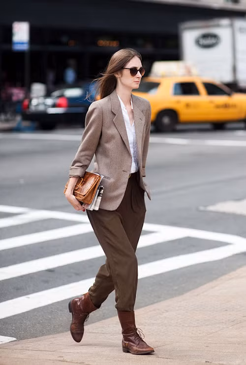 Một chút biến tấu của phong cách tuxedo. Thay thế đôi giày cao gót hoặc sandal đế xuồng là boot buộc dây nam tính đi kèm với phong cách này. Một chút biến tấu của phong cách tuxedo. Thay thế đôi giày cao gót hoặc sandal đế xuồng là boot buộc dây nam tính đi kèm với phong cách này.