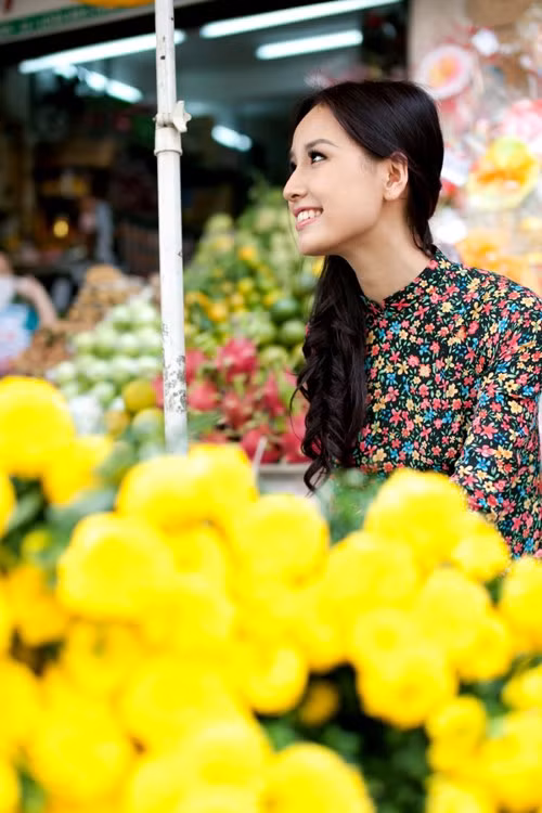 ...và thùy mị hơn với phần tóc xoăn nhẹ ở đuôi kết hợp với chiếc áo dài truyền thống. Xem thêm: Tóc đẹp của Sao Hollywood/Sao Hoa ngữ