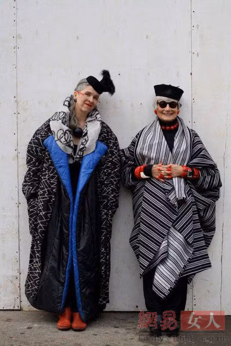 2 cụ bà với bộ trang phục được kết hợp rất lạ mắt. Đúng là streetstyle không giới hạn! Xem thêm: Khi Sao Việt "cố tình" già trước tuổi/Tuổi già "sợ" những người đẹp này