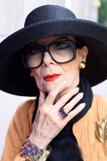 Gương mặt trang điểm đậm với màu son đỏ nóng bỏng và phụ kiện to bản rất cá tính. Xem thêm: Khi Sao Việt "cố tình" già trước tuổi/Tuổi già "sợ" những người đẹp này