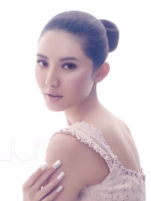 Tông hồng phớt rất phù hợp với kiểu tóc búi sang trọng. Hãy cùng thử nghiệm để bạn có thể là cô dâu đẹp xinh nhất.