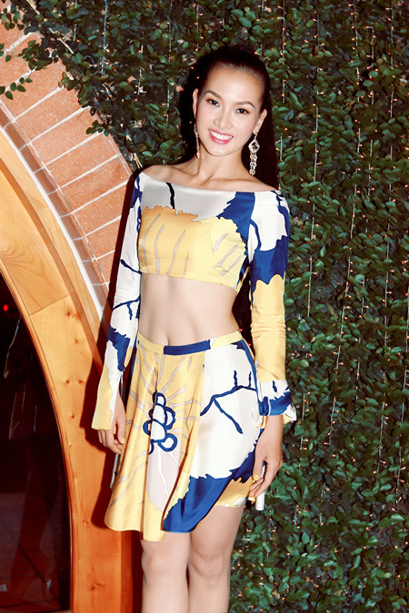 Đi đầu cho xu hướng này trong showbiz Việt, đó là người mẫu/diễn viên Anh Thư. Trở lại làng giải trí sau một thời gian dài sinh em bé, Anh Thư gây bất ngờ cho người hâm mộ bởi vẻ đẹp có phần gợi cảm, sắc sảo hơn và đặc biệt là phong cách thời trang sành điệu và vô cùng sexy của cô. Xem thêm: Sao khoe chân dài/Sao khoe vòng 1/Sao khoe vòng 3