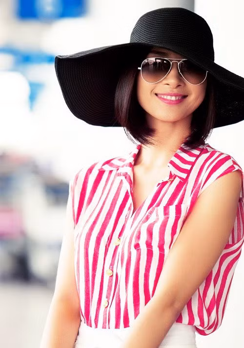 Tươi trẻ và cực nổi bật với sơ mi kẻ hồng - trắng, kết hợp với mũ rộng vành và kính bản to. Ảnh: Eva Xem thêm: Cùng Sao trở lại với thời trang "chắp vá"/Thời trang cho hot boy sành điệu/Thời trang "nude" của Sao Việt một năm qua Tươi trẻ và cực nổi bật với sơ mi kẻ hồng - trắng, kết hợp với mũ rộng vành và kính bản to. Ảnh: Eva Xem thêm: Cùng Sao trở lại với thời trang "chắp vá"/Thời trang cho hot boy sành điệu/Thời trang "nude" của Sao Việt một năm qua