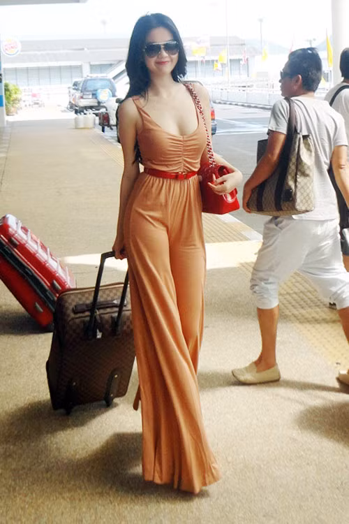 Ngọc Trinh chân đã vốn dài lại càng dài hơn khi mặc jumpsuit ống rộng. Xem thêm: Thời trang sao Hollywood/Thời trang sao Hàn/Thời trang sao Hoa ngữ/Thời trang sao Việt