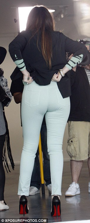 Khloe Kardashian dường như không nhận thức được rằng những màu sáng sẽ tố vòng 3 siêu khủng của mình. Cô vô tư mặc một chiếc quần màu xanh nhạt và kích cỡ của nó làm "ngộp thở" phần vòng 3 kia. Xem thêm: Thảm họa thời trang sao Hollywood/Thảm họa thời trang sao Hàn/Thảm họa thời trang sao Hoa ngữ/Thảm họa thời trang sao Việt Khloe Kardashian dường như không nhận thức được rằng những màu sáng sẽ tố vòng 3 siêu khủng của mình. Cô vô tư mặc một chiếc quần màu xanh nhạt và kích cỡ của nó làm "ngộp thở" phần vòng 3 kia. Xem thêm: Thảm họa thời trang sao Hollywood/Thảm họa thời trang sao Hàn/Thảm họa thời trang sao Hoa ngữ/Thảm họa thời trang sao Việt