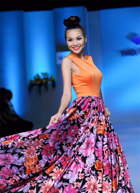Thanh Hằng nhí nhảnh trong những chiếc váy hoa - xu hướng nổi bật của mùa Xuân, thích hợp cho các bạn trẻ. Xem thêm: Tăng Thanh Hà tuyệt xinh/Minh Hằng sexy/Hồ Ngọc Hà tuyệt đẹp