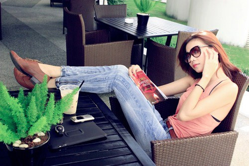 Những lúc ra ngoài thư giãn, nhất là vào ngày hè nóng nực, Thanh Hằng chọn quần jeans với chất liệu có giãn và áo thun ba lỗ. Tuy nhiên, kiểu áo này không thích hợp cho những bạn gái có bắp tay to, vai thô hay quá gầy. Còn chiếc quần màu sáng lại là lựa chọn khôn khéo của bạn gái có phần dưới nhỏ bé. Chùm ảnh: Ngoisao