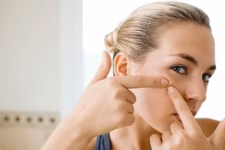 Để trị mụn và kiểm soát sự tiết dầu trên da, bạn nên sử dụng sản phẩm điều trị vào ban đêm,..