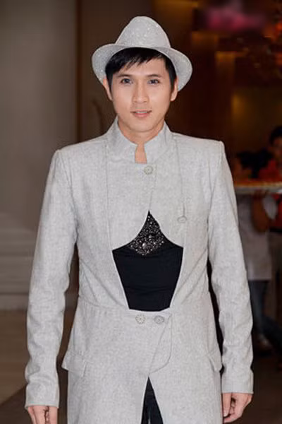 Nguyên Vũ với cách mặc vest lạ lùng. Nguyên Vũ với cách mặc vest lạ lùng.