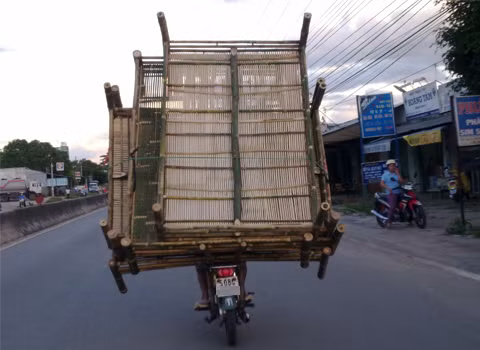 Super cub chở hàng siêu cồng kềnh. Ảnh: Đỗ Trung Nguyên