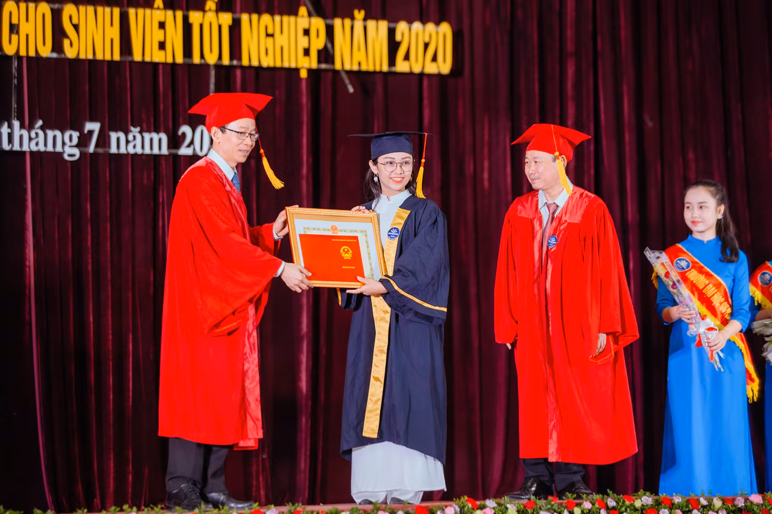 Với Quỳnh Nga, danh hiệu thủ khoa là phần thưởng xứng đáng cho quá trình nỗ lực suốt 4 năm đại học. Ảnh: NVCC