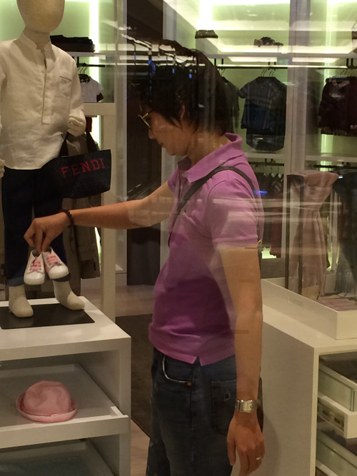 Ngoài ra, Thúy Vinh tâm sự thêm rằng, quần áo của con trai chị được bố sắm và mang từ Singapore sang cứ hàng thùng lớn, có thể đến vài tuổi mặc cũng không thể hết được. Thế nhưng, vì cũng nằm trong nhóm "Những bà mẹ cuồng con" như nhiều người nói đùa thì Thúy Vinh rất thích sắm đồ cho con mỗi khi đi xa. Ngoài ra, Thúy Vinh tâm sự thêm rằng, quần áo của con trai chị được bố sắm và mang từ Singapore sang cứ hàng thùng lớn, có thể đến vài tuổi mặc cũng không thể hết được. Thế nhưng, vì cũng nằm trong nhóm "Những bà mẹ cuồng con" như nhiều người nói đùa thì Thúy Vinh rất thích sắm đồ cho con mỗi khi đi xa.