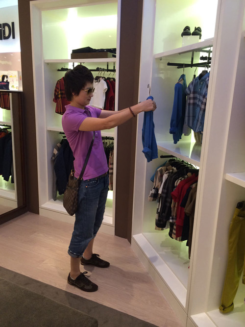 Và một điều lạ nữa, Thúy Vinh cho biết là chị không bao giờ cảm thấy đắt mỗi khi mua quần áo cho con cái và không bao giờ tiếc nếu đó là một bộ quần áo phù hợp và chị thích. Tuy nhiên để đủ tiền mua sắm cho con thì Thúy Vinh cũng phải hạn chế niềm đam mê với túi xách, quần áo của mình. Và một điều lạ nữa, Thúy Vinh cho biết là chị không bao giờ cảm thấy đắt mỗi khi mua quần áo cho con cái và không bao giờ tiếc nếu đó là một bộ quần áo phù hợp và chị thích. Tuy nhiên để đủ tiền mua sắm cho con thì Thúy Vinh cũng phải hạn chế niềm đam mê với túi xách, quần áo của mình.